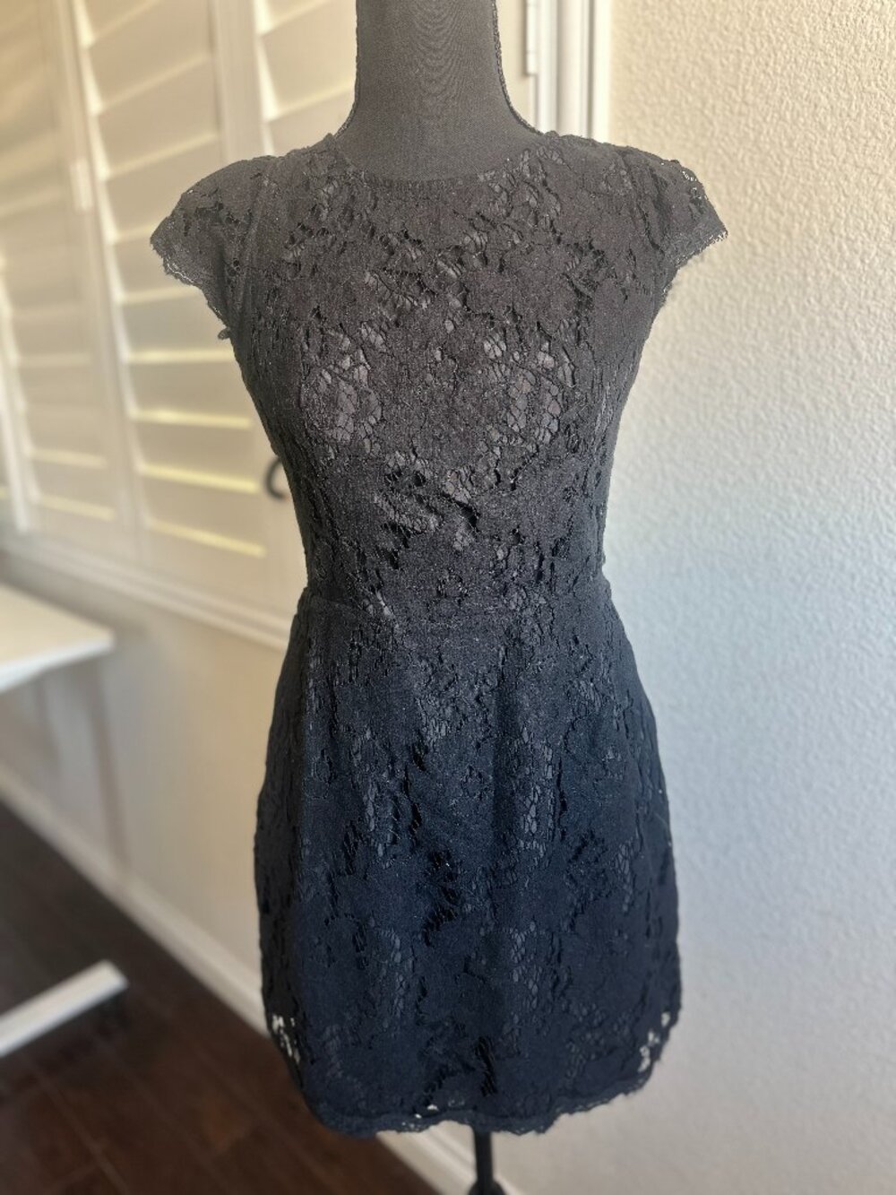 Signature8 Black Lace Cap Sleeve Dress